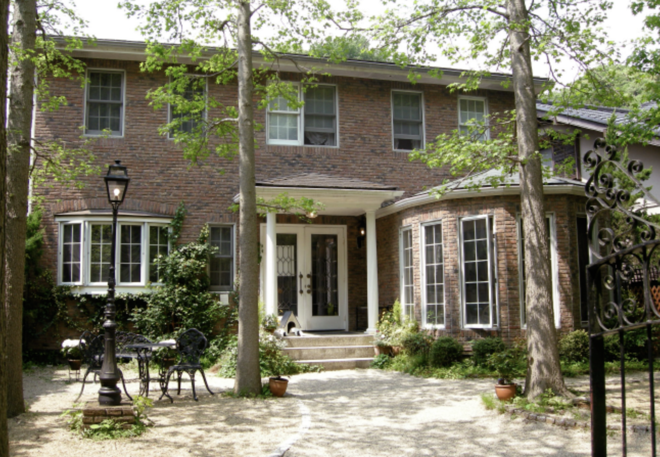 建物の前の家AI 生成コンテンツは誤りを含む可能性があります。